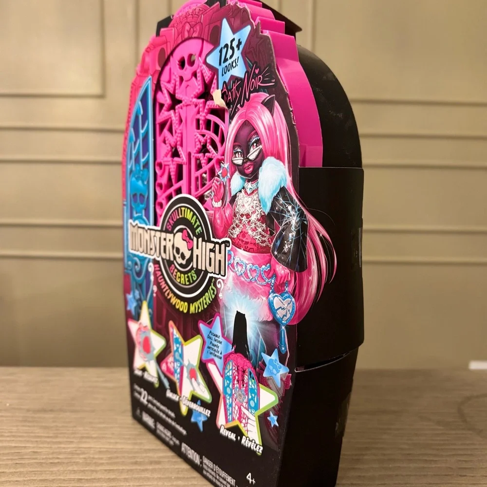 MONSTER HIGH Skulltimate Secrets Hauntlywood Mistery Doll Catty Noir. NEW